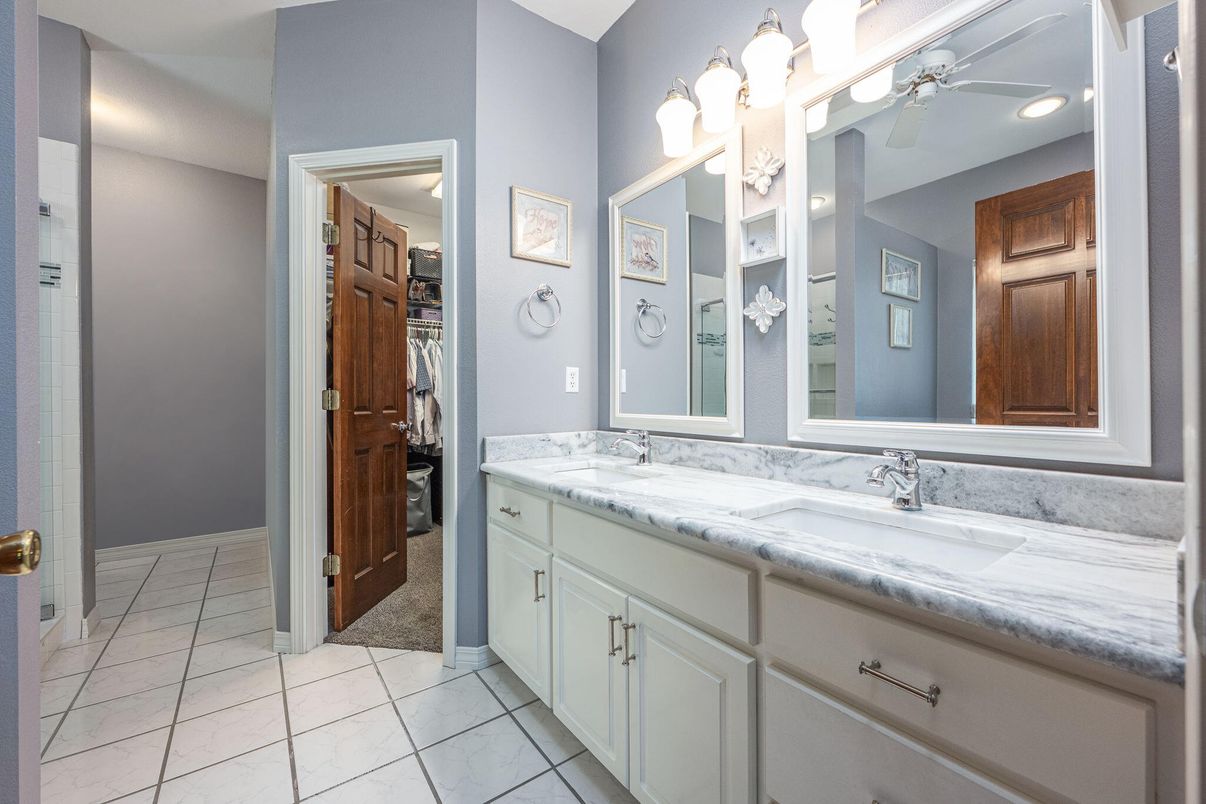 Bathroom, Dual Sink Vanities, Interior, Recessed Lighting