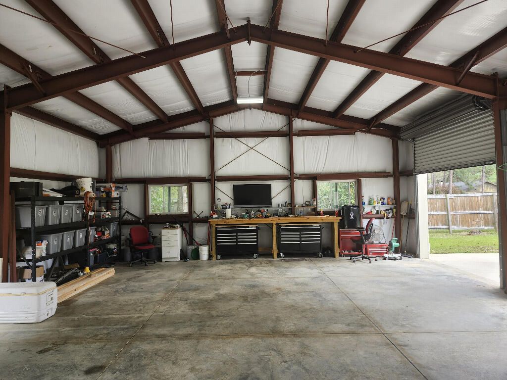 Garage, Interior, Wooden Beams