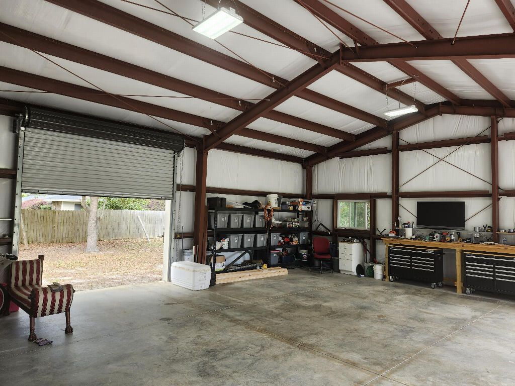 Garage, Interior, Wooden Beams