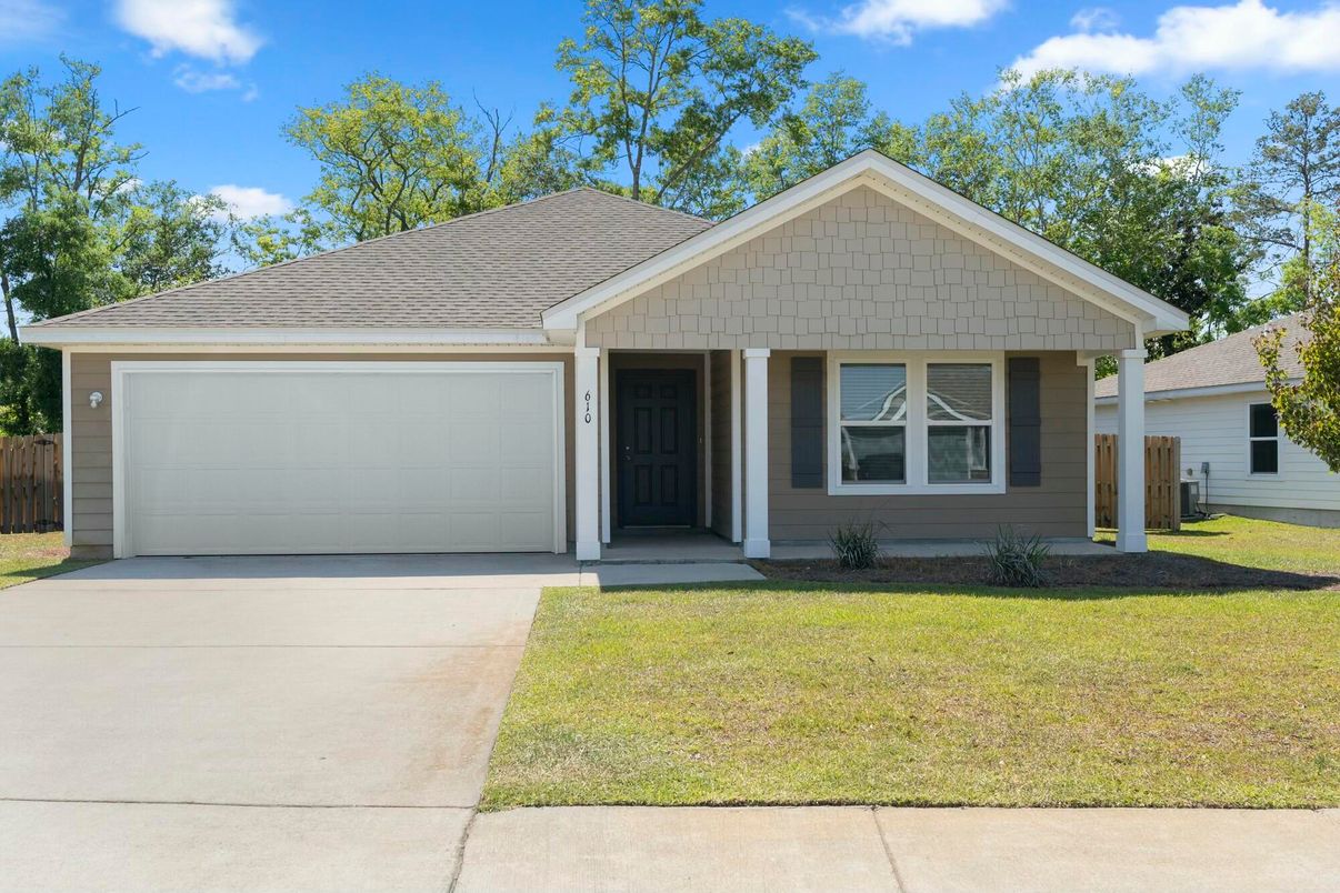 Attached, Exterior, Facade, Ranch