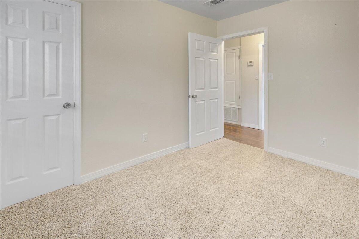Empty room, Interior