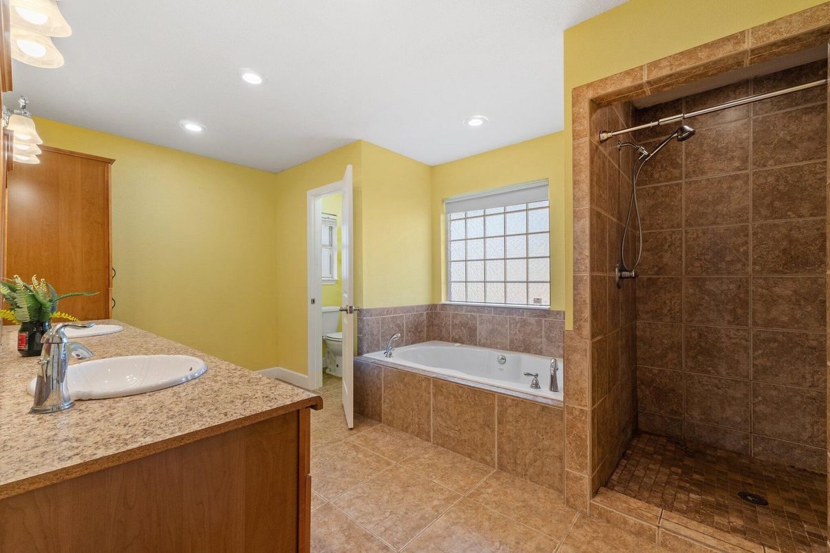 Bathroom, Interior, Recessed Lighting