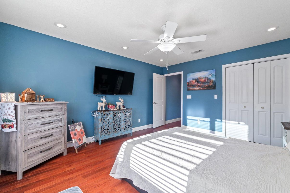 Bedroom, Interior, Recessed Lighting, Wood Texture Flooring