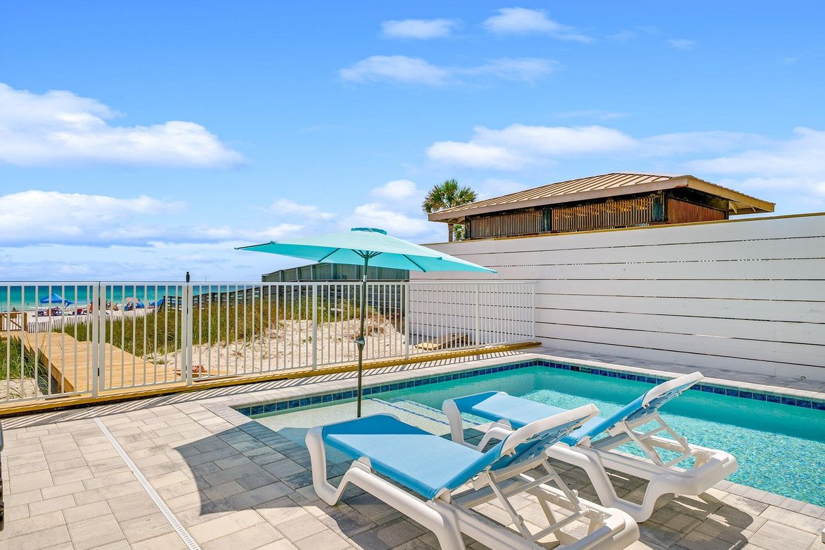 Exterior, Pool, Water