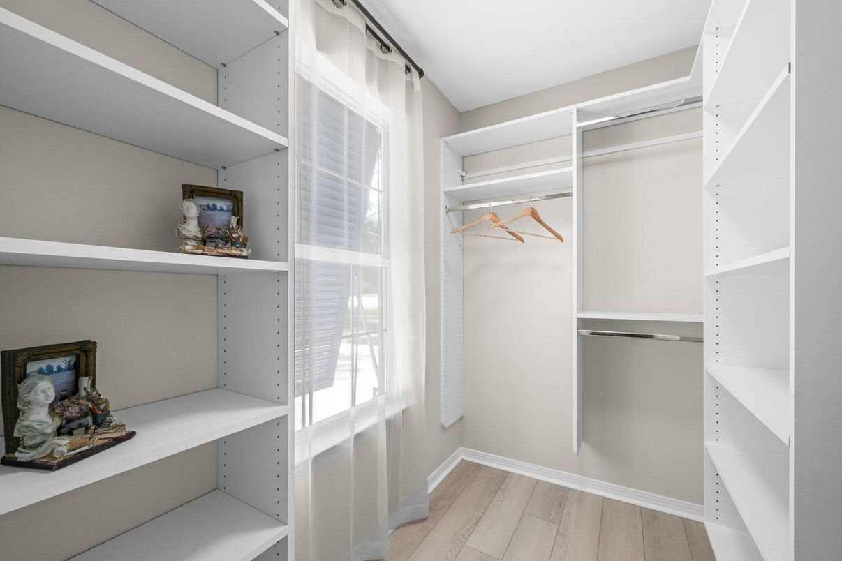 Interior, Walk-in Closets, Wood Texture Flooring