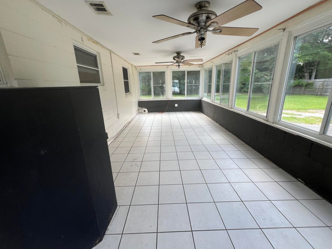Empty room, Interior
