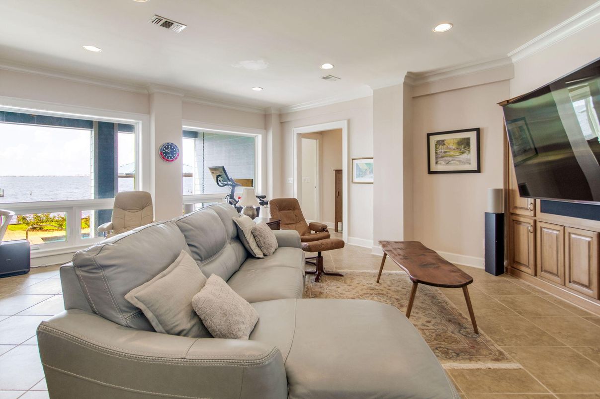 Fitness Equipment, Interior, Living room, Recessed Lighting, Water
