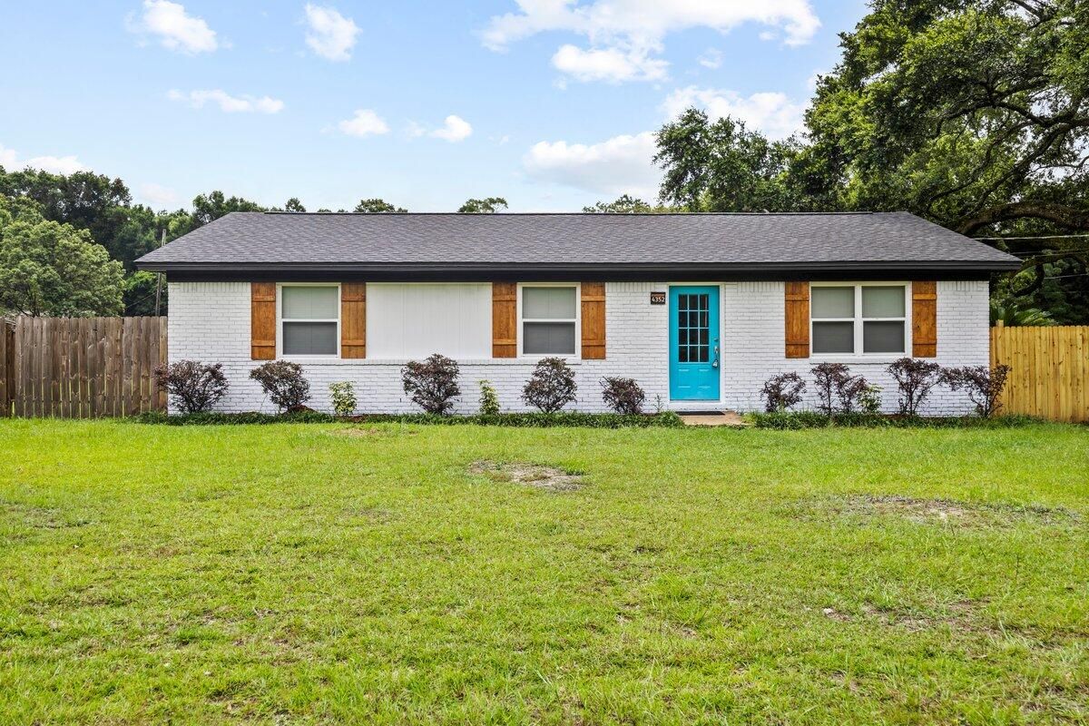 Exterior, Facade, Ranch