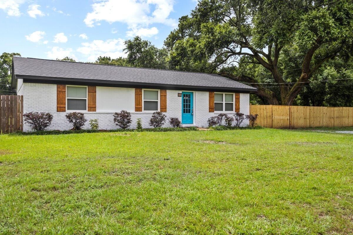 Backyard, Exterior, Facade, Brick Facade, Ranch