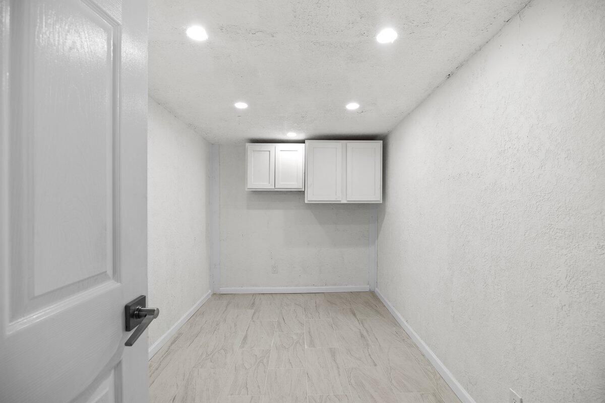 Empty room, Interior, Marble, Recessed Lighting