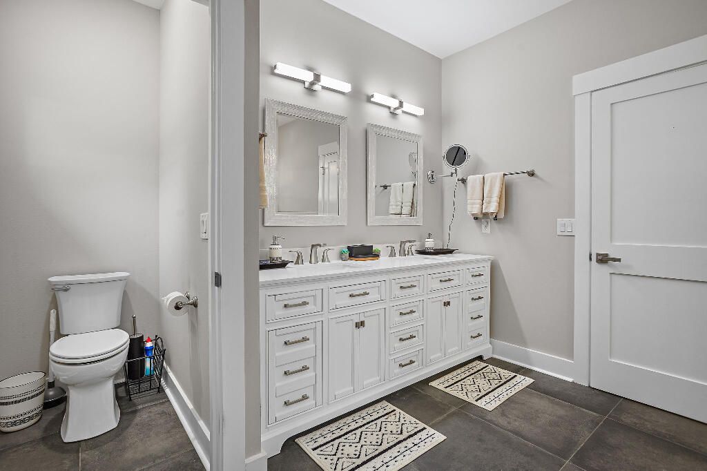 Bathroom, Dual Sink Vanities, Interior