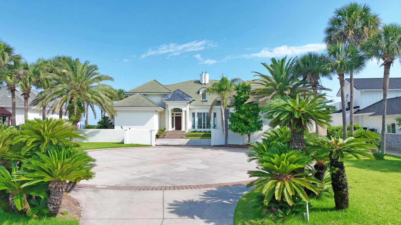 Attached, Exterior, Facade, Mediterranean
