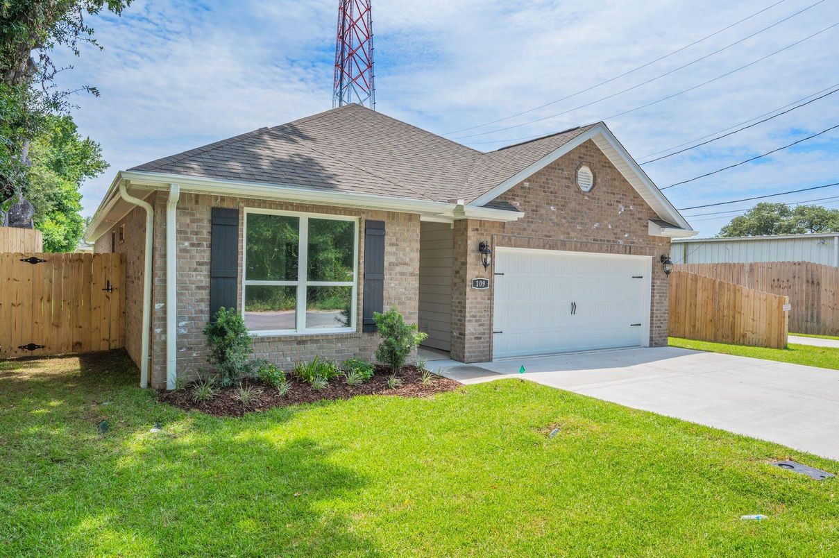 Attached, Exterior, Facade, Brick Facade, Ranch
