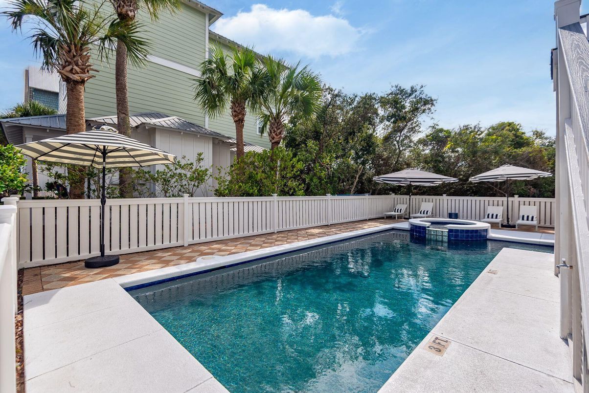 Exterior, Pool