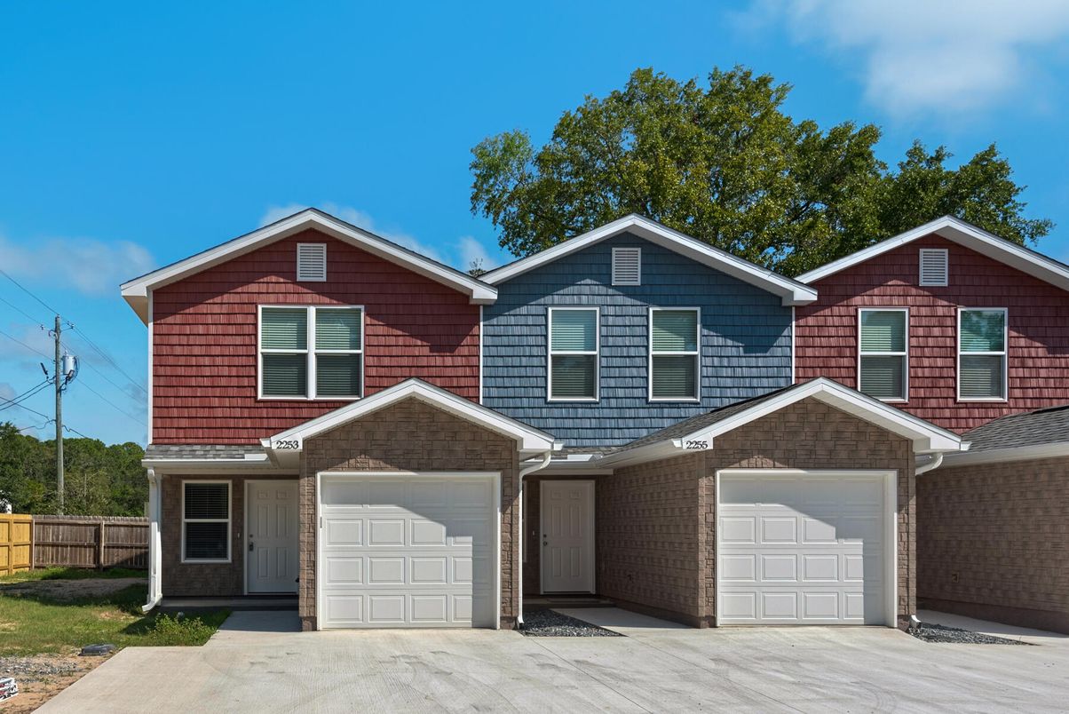 Attached, Exterior, Facade, American Craftsman