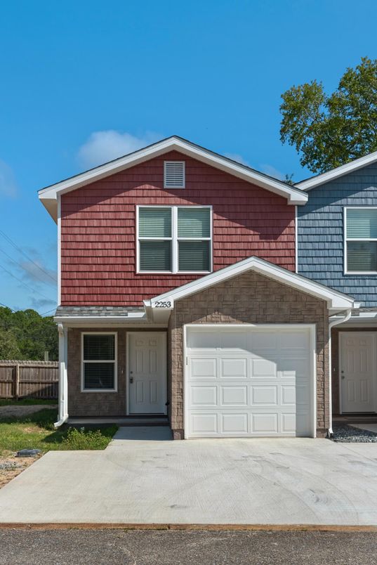 Attached, Exterior, Facade, American Craftsman