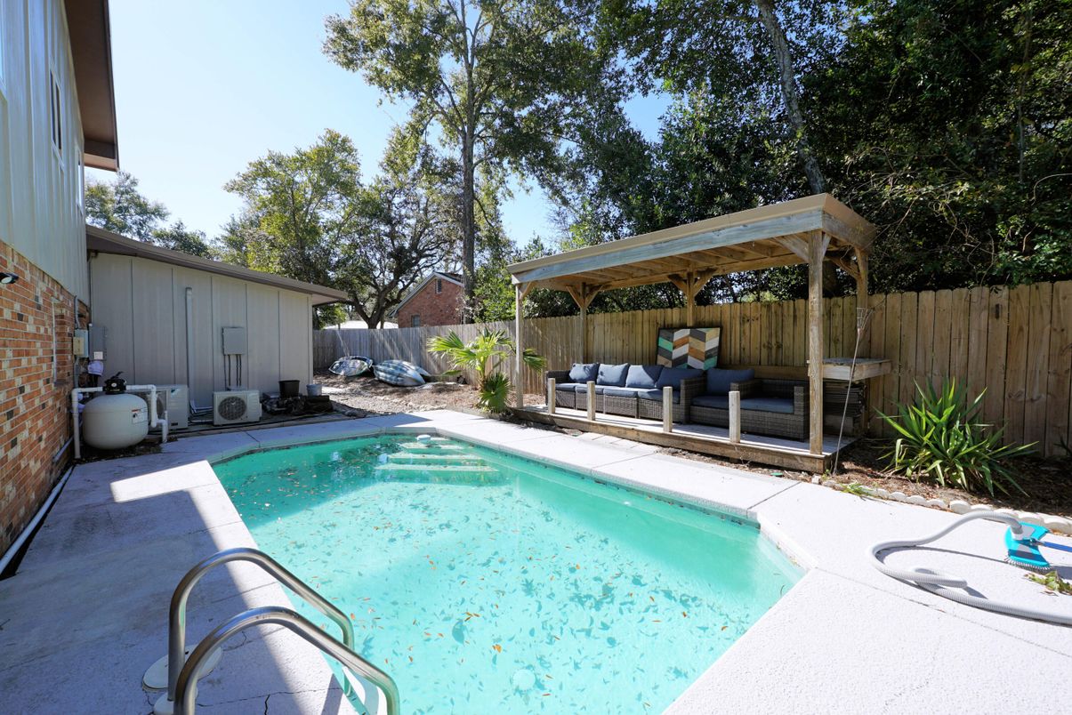 Exterior, Pool
