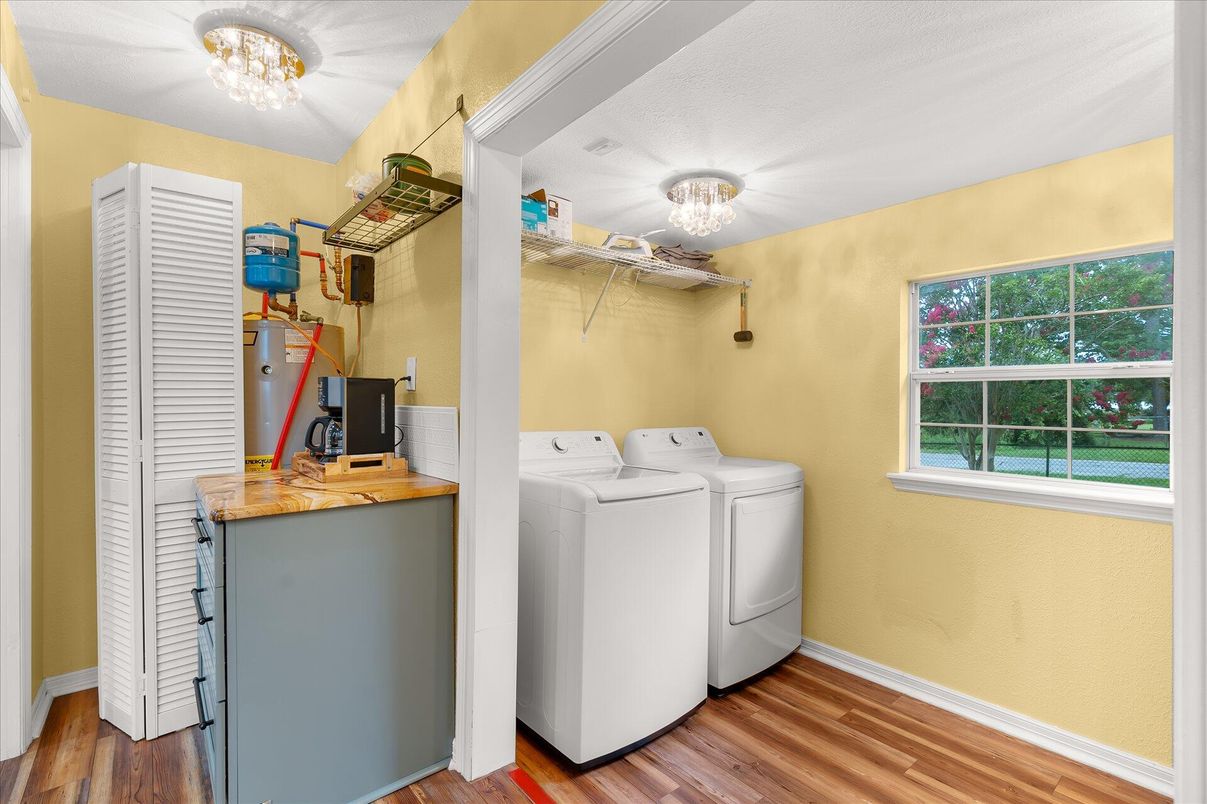 Interior, Washer, Wood Texture Flooring