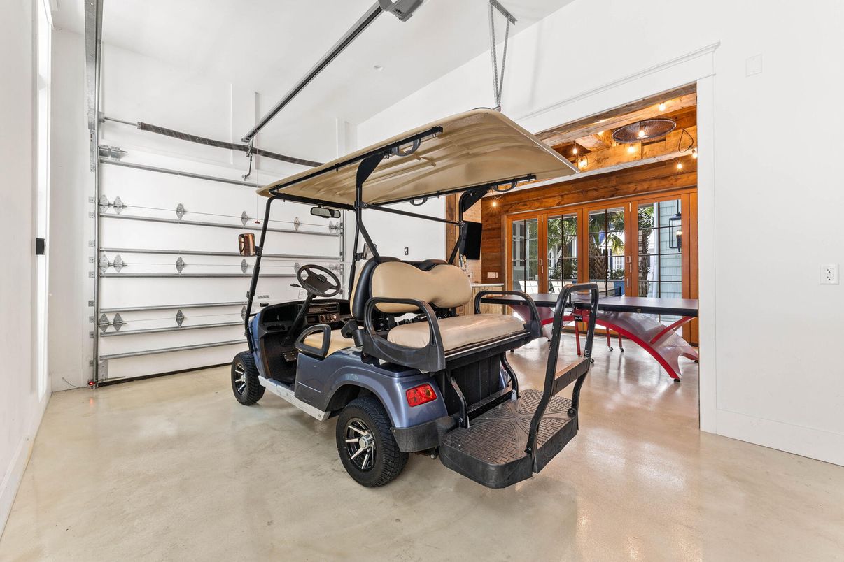 Dining room, Garage, Interior