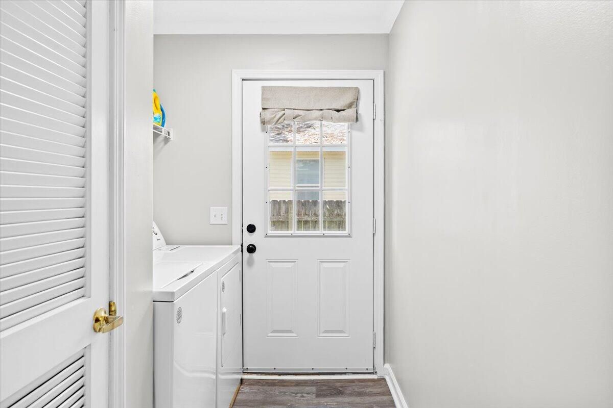Interior, Washer, Wood Texture Flooring