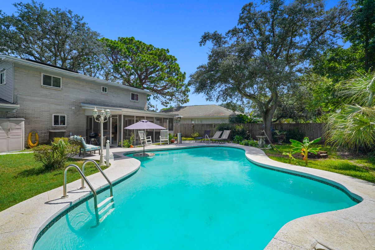 Exterior, Pool