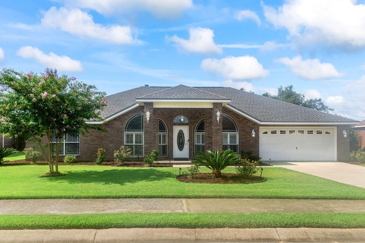 Attached, Exterior, Facade, Brick Facade, Ranch
