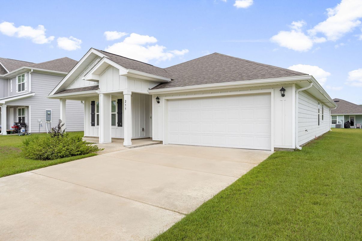 Attached, Exterior, Facade, Farmhouse