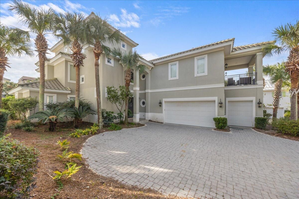 Attached, Exterior, Facade, Mediterranean