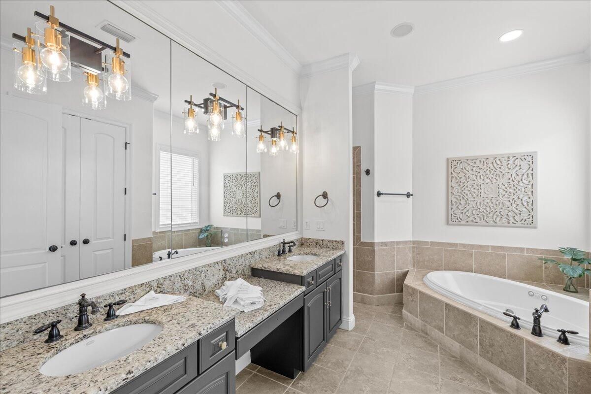Bathroom, Dual Sink Vanities, Interior, Recessed Lighting