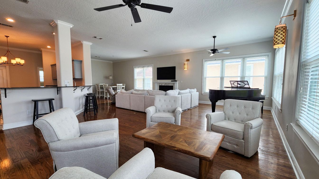 Chandelier, Dining room, Interior, Living room, Piano, Recessed Lighting, Wood Texture Flooring
