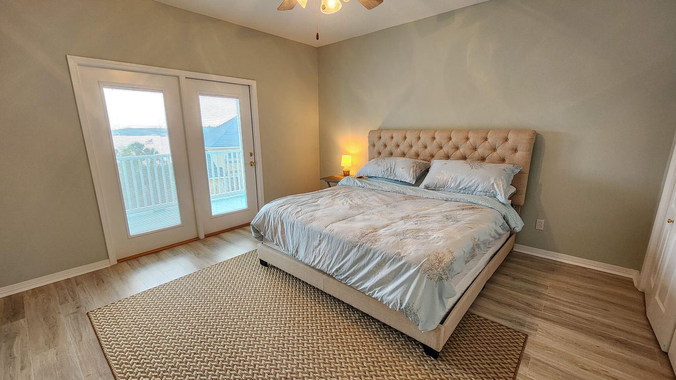 Bedroom, Interior, Water, Wood Texture Flooring