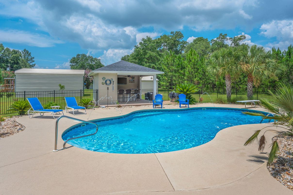 Exterior, Pool