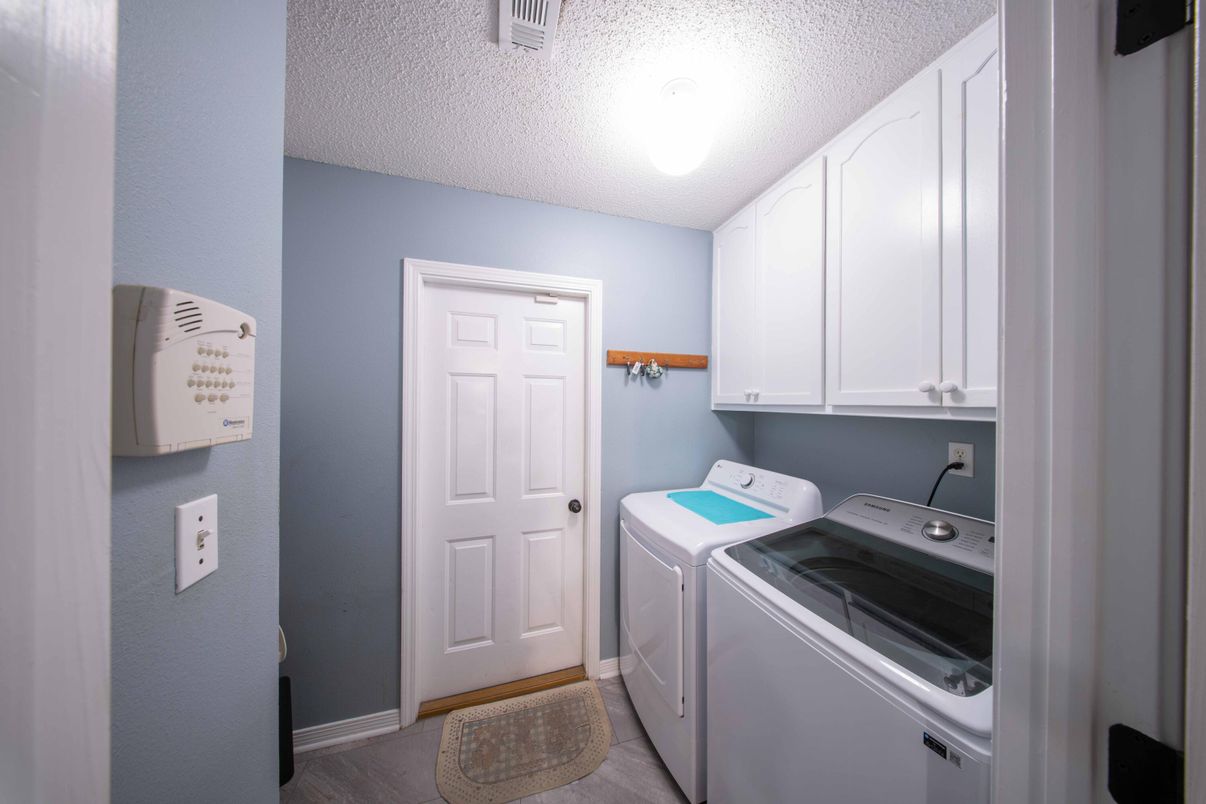 Interior, Washer, Wood Texture Flooring