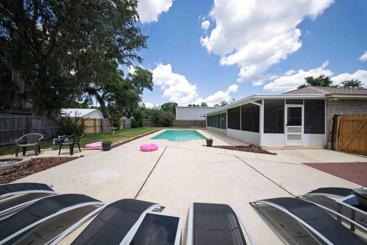 Exterior, Pool