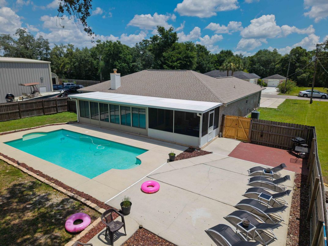 Exterior, Pool