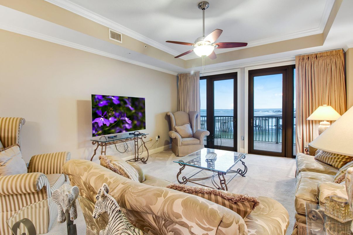 Interior, Living room, Water