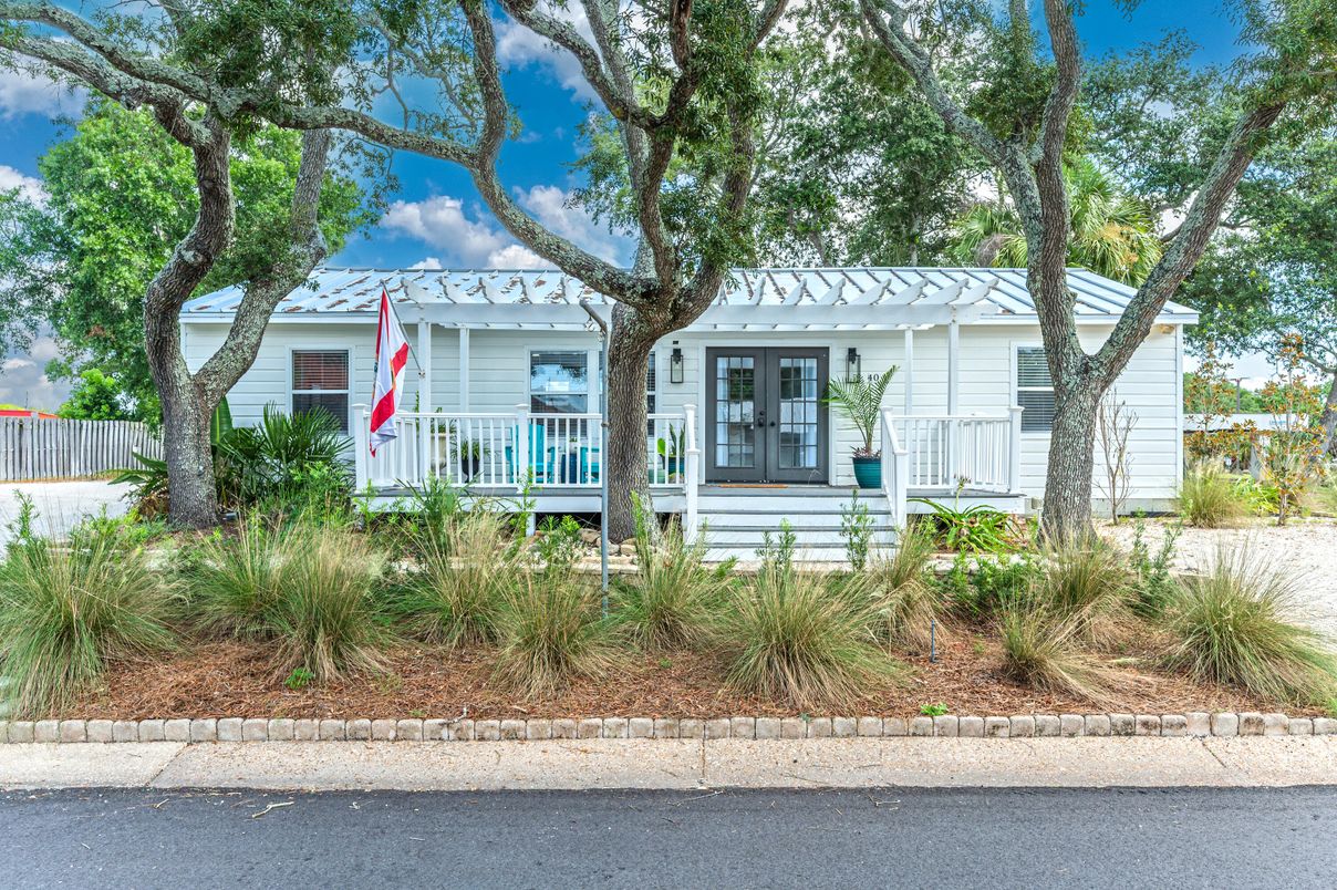 Exterior, Facade, Ranch