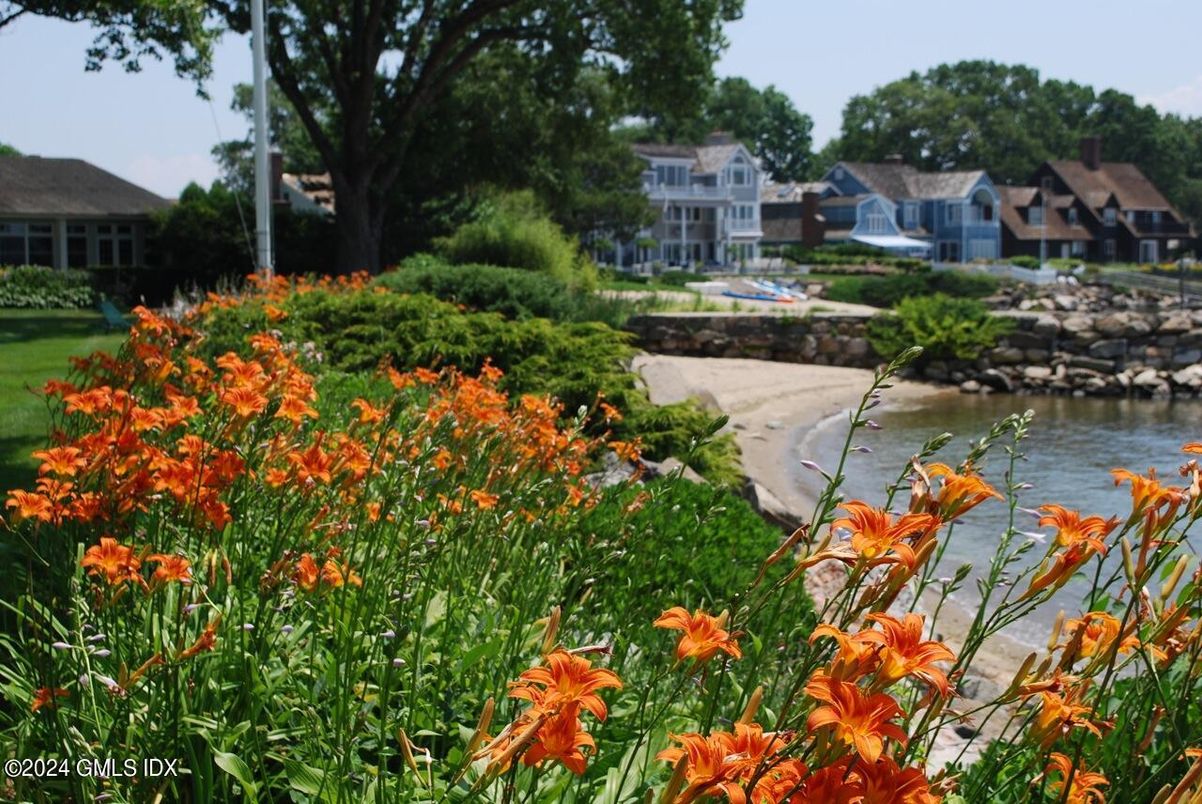 Exterior, Lake