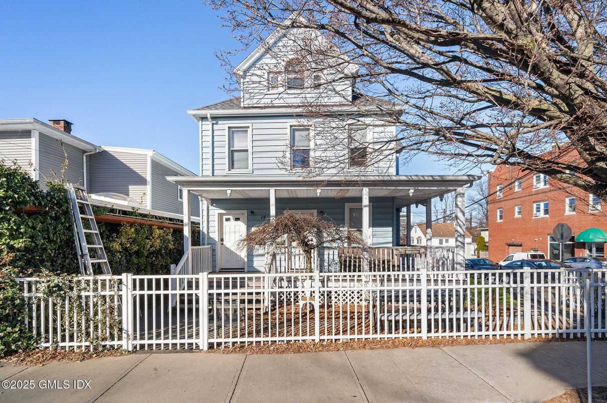 Exterior, Facade, American Foursquare