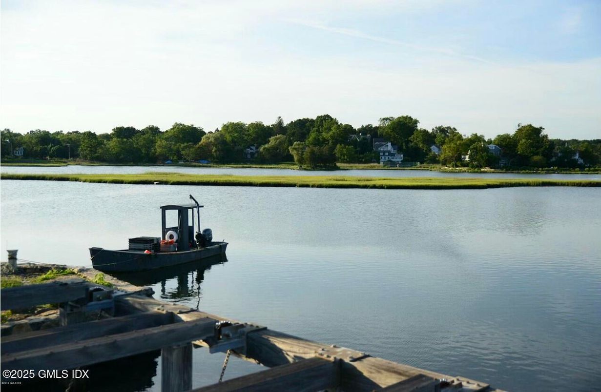 Exterior, Lake