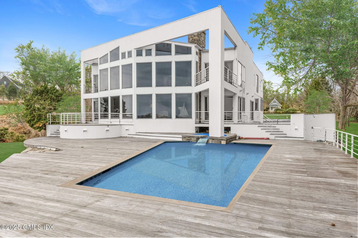 Exterior, Facade, Pool, Modern