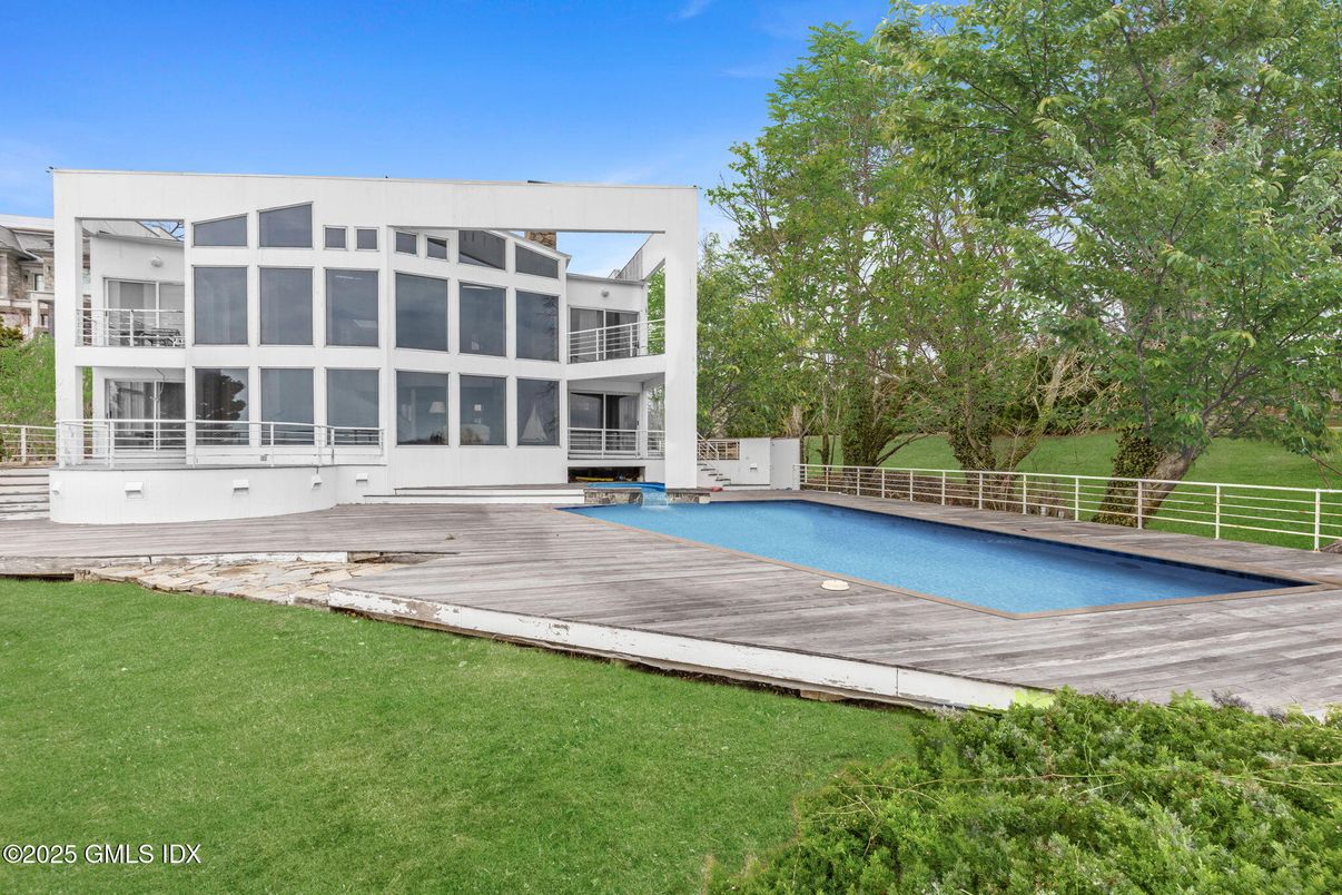 Backyard, Exterior, Facade, Pool, Modern