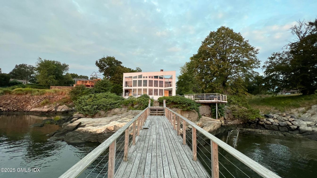 Exterior, Lake