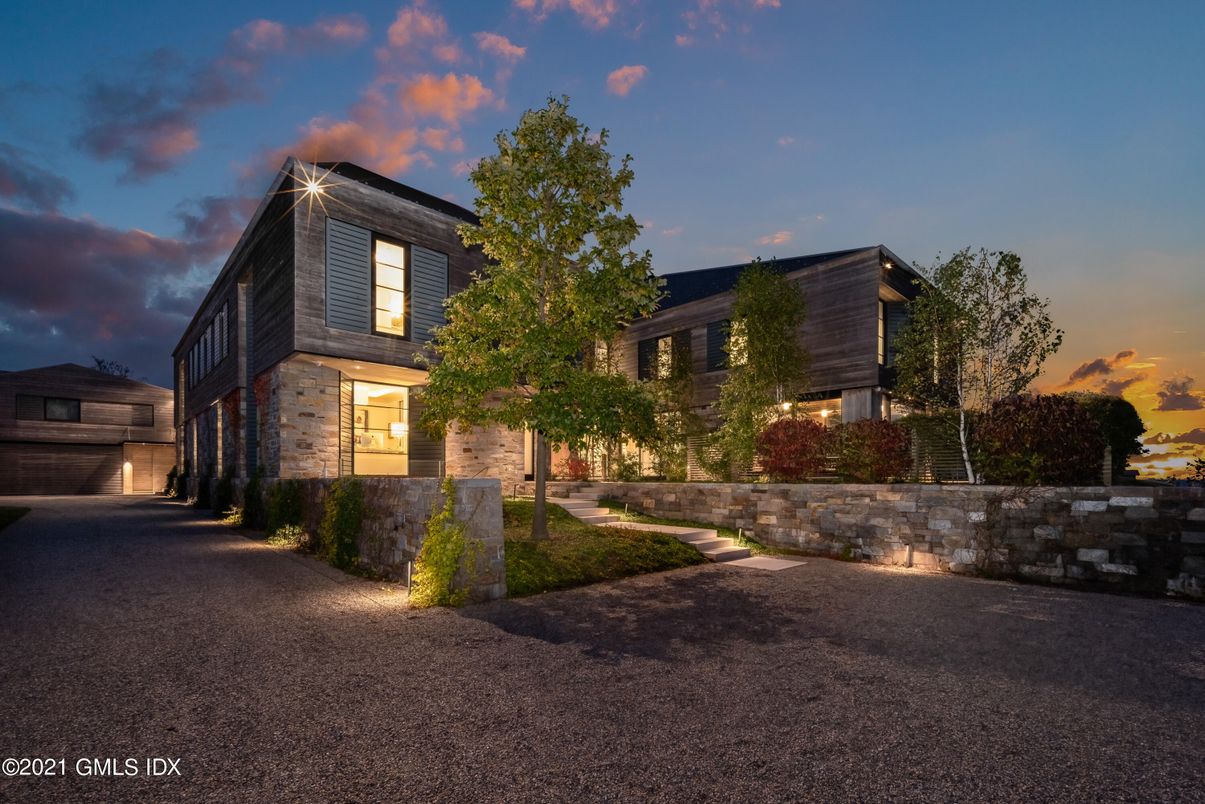 Attached, Exterior, Facade, Modern