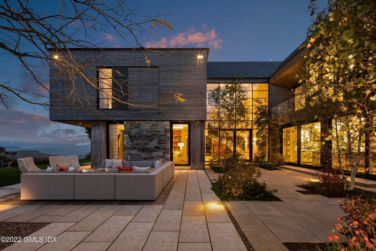 Exterior, Facade, Modern