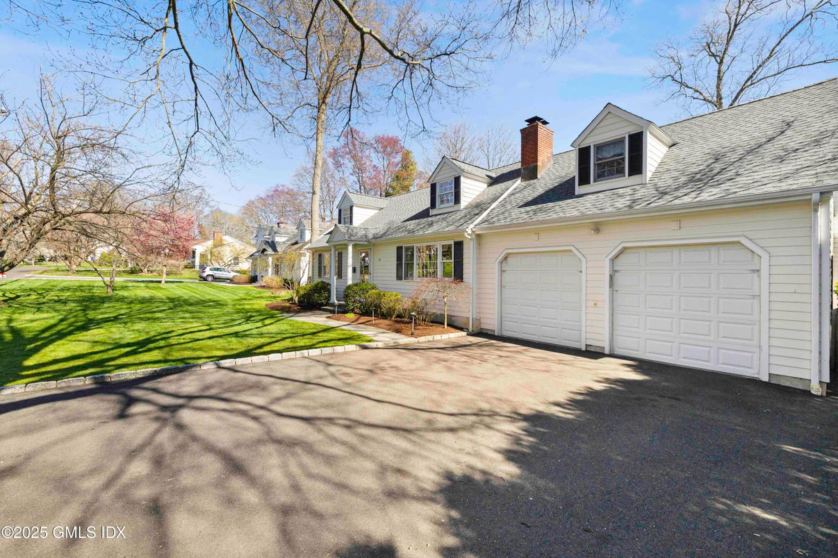 Attached, Exterior, Facade, Cape Cod