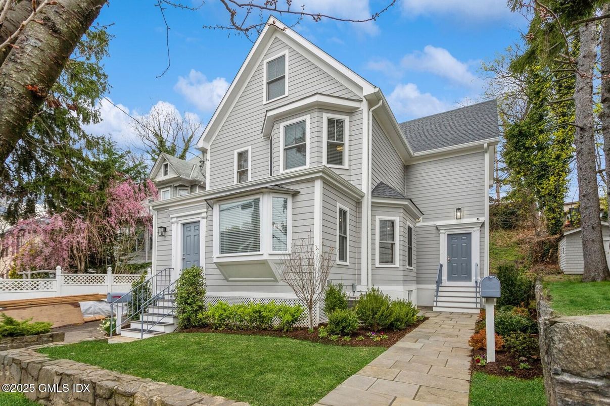 Attached, Exterior, Facade, Queen Anne Victorian