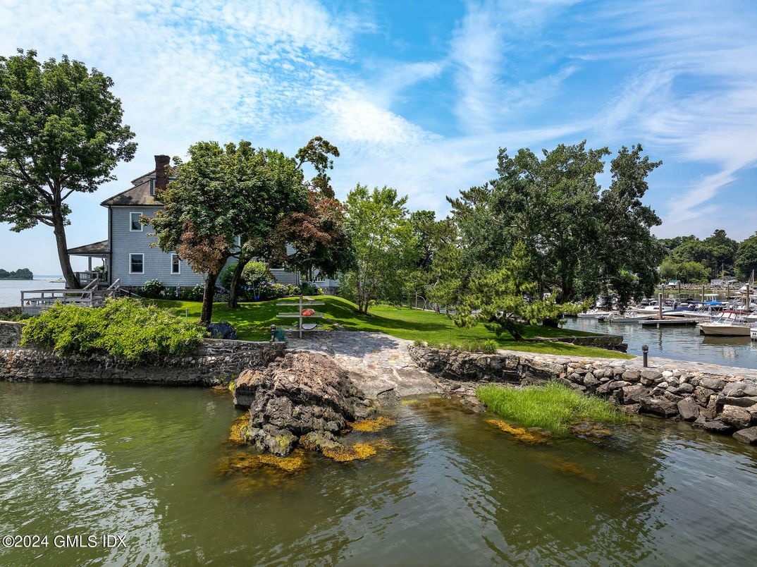 Exterior, Lake