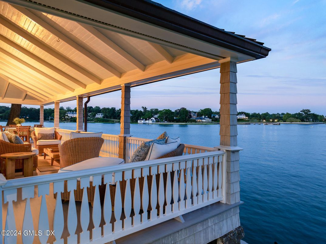 Exterior, Lake