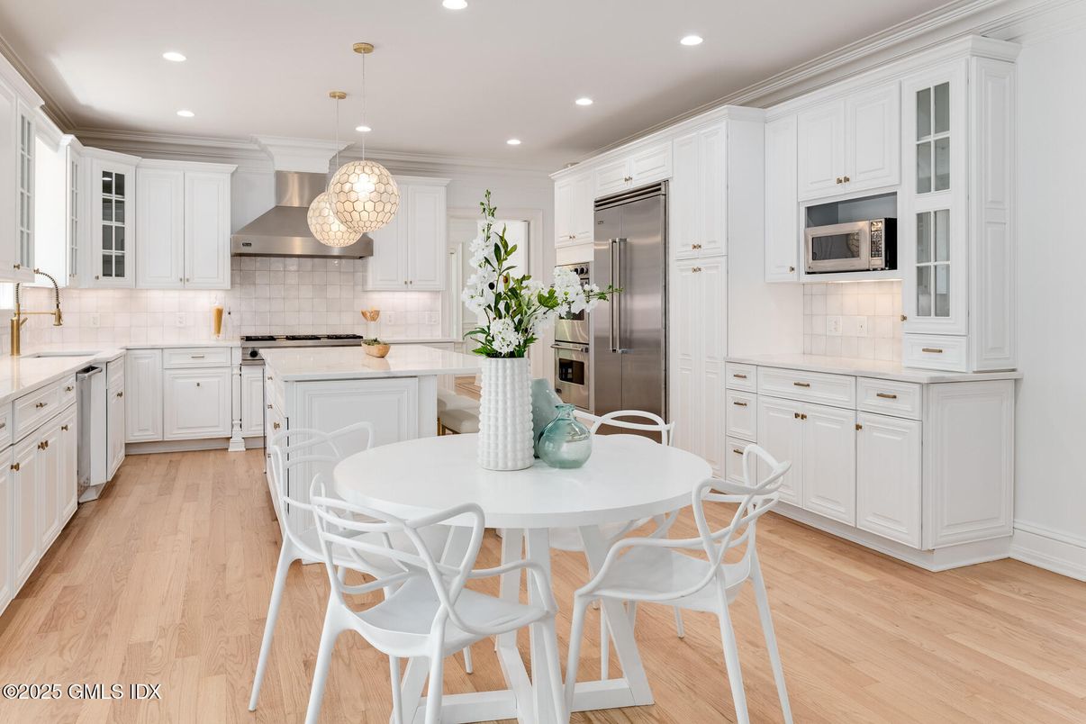 Dining room, Interior, Kitchen, Pendant Lights, Recessed Lighting, Stainless Steel Appliances, Wood Texture Flooring